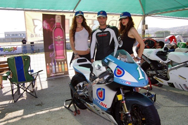 Κίτσος, Honda RS250, paddock girls